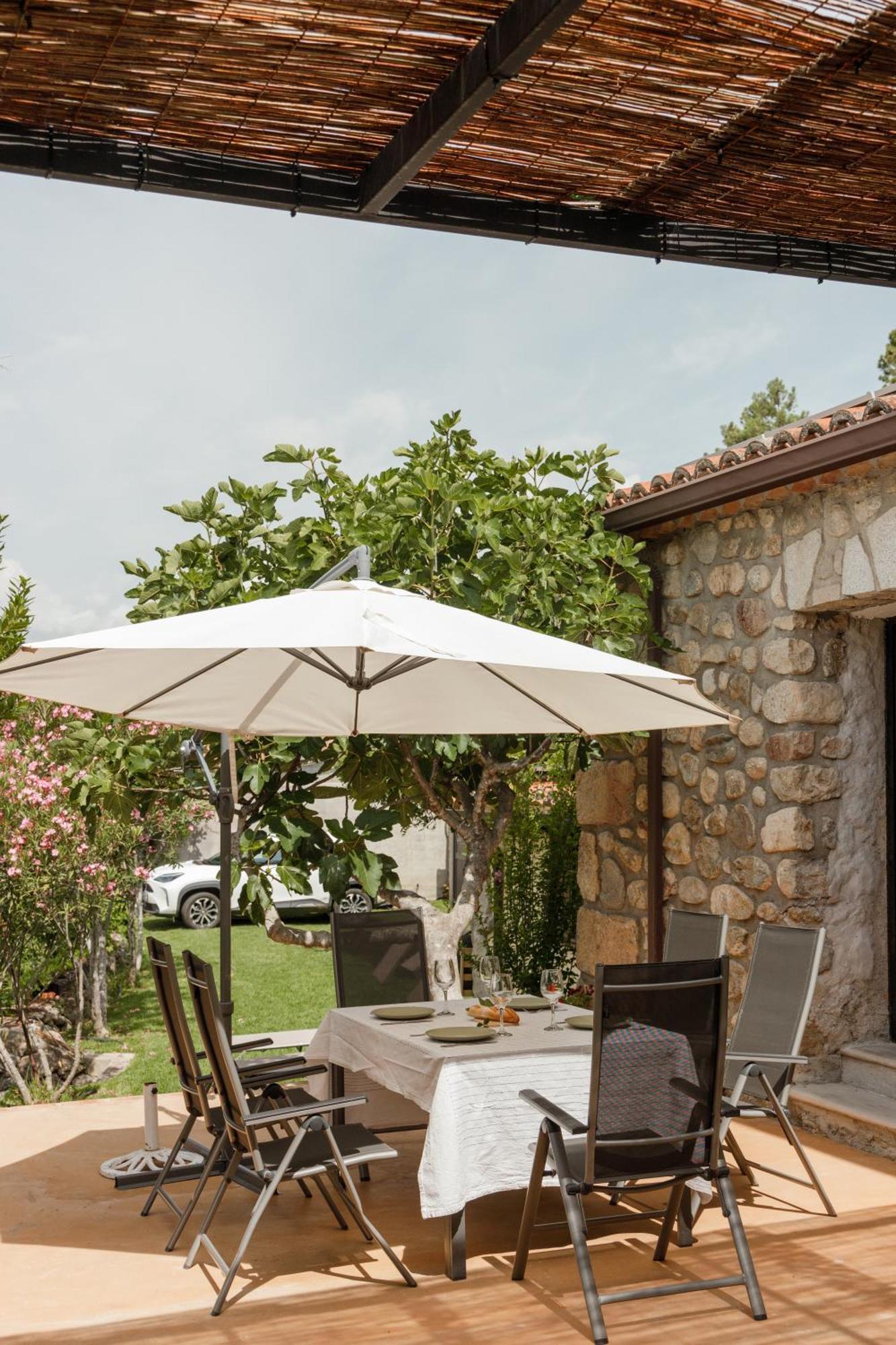 Casa Rural En Candeleda Con Piscina Y Un Maravilloso Jardin ภายนอก รูปภาพ